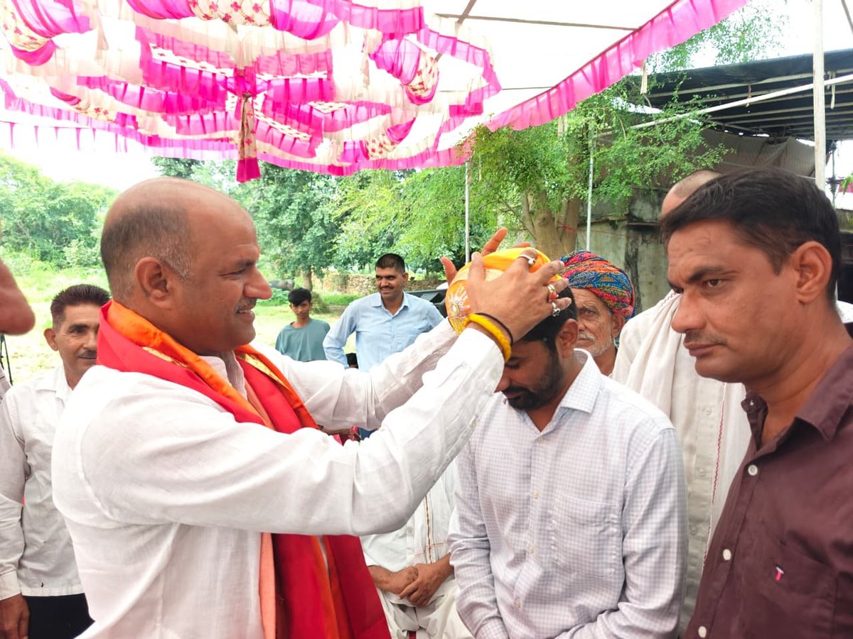 cpjoshiBJP's tweet photo. 📍 चित्तौड़गढ़ 

आज ग्राम शादी के श्री विनोद जी जाट के राजस्थान प्रशासनिक सेवा (RAS) में चयन होने के उपलक्ष्य में आयोजित कार्यक्रम में सम्मिलित होकर उन्हें हार्दिक बधाई एवं शुभकामनाएँ प्रेषित कीं।

यह उपलब्धि उनके परिश्रम, लगन और प्रतिभा का परिणाम है। उनके उज्ज्वल भविष्य एवं सफल सेवाकाल की मंगलकामना करता हूँ। 

इस दौरान पूर्व जिलाध्यक्ष श्री मिठ्ठूलाल जाट जी सहित पार्टी पदाधिकारीगण, जनप्रतिनिधिगण एवं कार्यकर्तागण उपस्थित रहे।

#Chittorgarh