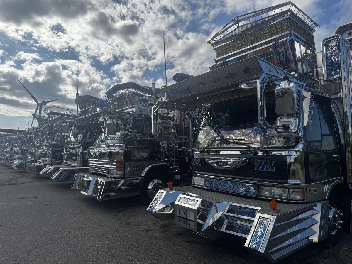 MINI_201963's tweet photo. 愛輝会チャリティイベント
#愛輝会 #旧秋田空港跡地 
#デコトラ https://t.co/HT4OaUTtU6