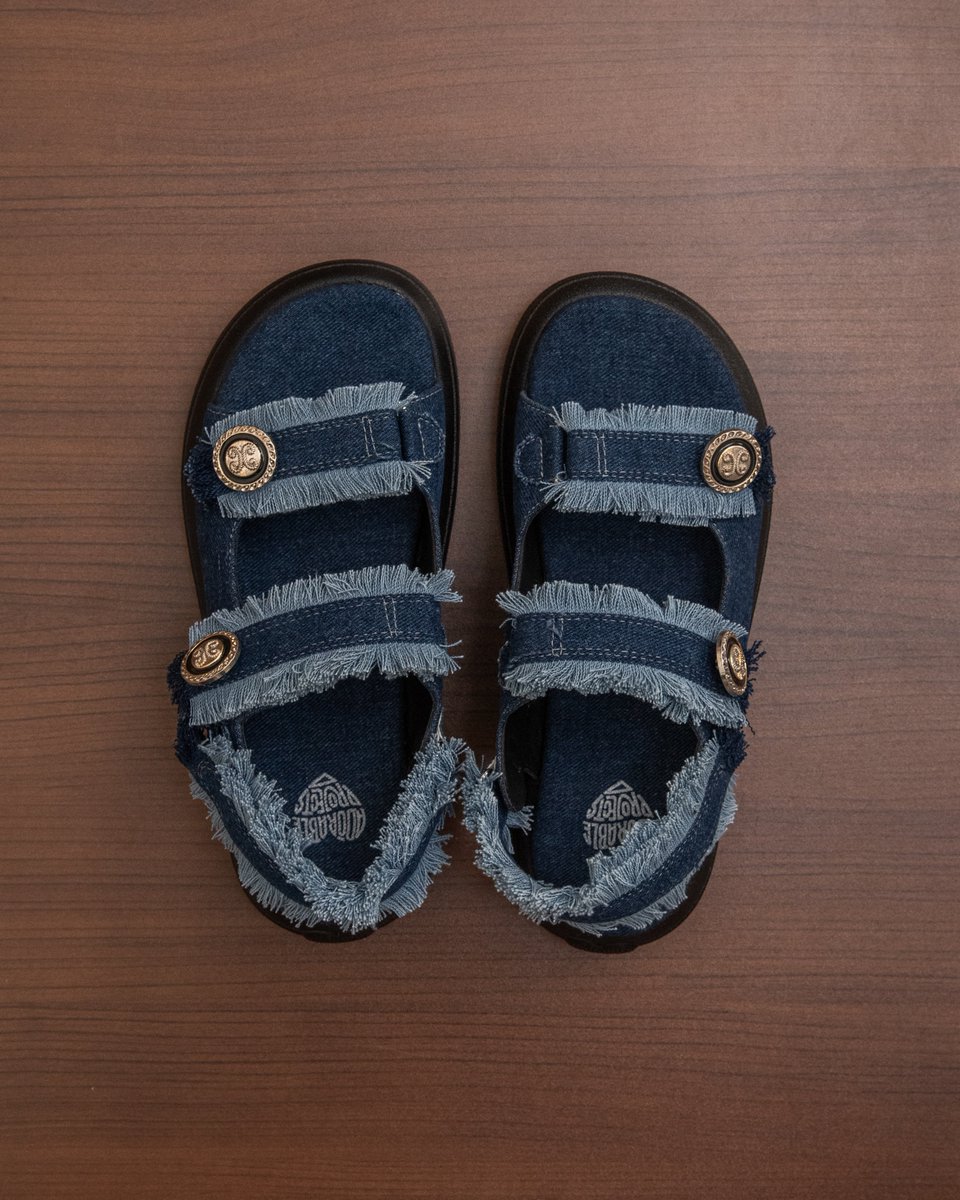 byzonanyaman's tweet photo. Ngga nyangka ternyata aslinya lebih lucu ini sandal denim, sepadan banget sama harganya ihhh suka banget 😍 https://t.co/pntKSgI1eu