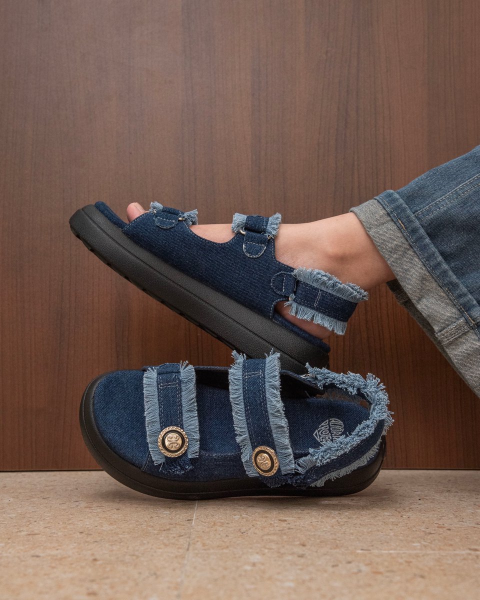 byzonanyaman's tweet photo. Ngga nyangka ternyata aslinya lebih lucu ini sandal denim, sepadan banget sama harganya ihhh suka banget 😍 https://t.co/pntKSgI1eu