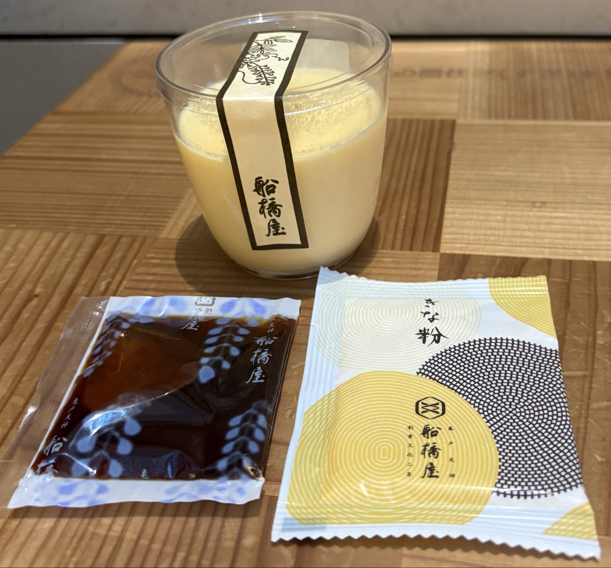 Rila1026's tweet photo. 手越くんが昼公演と夜公演の間に食べたプリン、船橋屋さんのくず餅プリンかなあ？と思って買ってみた。
黒蜜ときな粉の量がすごい。
黒蜜でさらに甘くなりそうだし、渋谷にも取扱店舗あるし。これっぽいかも？

https://t.co/M42tiHQ9kB https://t.co/msN1AKdeLn