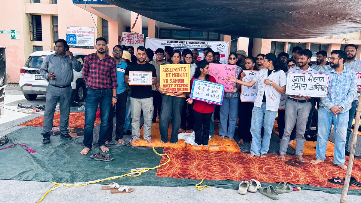 UKresidentsdocs's tweet photo. श्रीनगर मेडिकल कॉलेज में रेजिडेंट्स का विशाल समर्थन व शक्ति प्रदर्शन! 🩺✊

​उत्तराखंड के रेजिडेंट डॉक्टरों का आंदोलन आज 7वें दिन में प्रवेश कर चुका है। श्रीनगर मेडिकल कॉलेज के रेजिडेंट साथियों ने आज ऐतिहासिक एकजुटता दिखाते हुए आंदोलन को प्रचंड मजबूती दी है।
​हड़ताल को 7 दिन बीत जाने के बावजूद उत्तराखंड सरकार की लगातार चुप्पी और संवेदनहीनता बेहद दुर्भाग्यपूर्ण है। जो सरकार स्वास्थ्य के विकास के दावे करती है, वह अपनी ही रीढ़ युवा रेजिडेंट डॉक्टरों की अनदेखी कर रही है।
​दून, हल्द्वानी और अल्मोड़ा के बाद श्रीनगर की इस विशाल हुंकार ने साबित कर दिया है कि यह लड़ाई अब हर एक रेजिडेंट के आत्मसम्मान की है। रेजिडेंट से रेजिडेंट की यह अटूट एकता सरकार की हठधर्मिता को झुकाकर रहेगी और हमारी जीत निश्चित है!
​हमारी मांग अटल है: जब तक न्यायसंगत मानदेय का आधिकारिक शासनादेश (GO) जारी नहीं होता, आंदोलन जारी रहेगा।
​माननीय मुख्यमंत्री श्री @pushkardhami जी एवं @ukcmo, तुरंत शासनादेश जारी करें!
​#Day7Strike #UttarakhandDoctorsStrike #SrinagarMedicalCollege #StipendHikeNow #DoonRDA #HaldwaniRDA #FairStipend #DoctorsDemandParity @pushkardhami @Uttrakhand_News @FordaIndia @IMAIndiaOrg @timesofindia @ChandMo72832254 @DrDhruvchauhan @drakashhchauhan @drabhijeetrathi