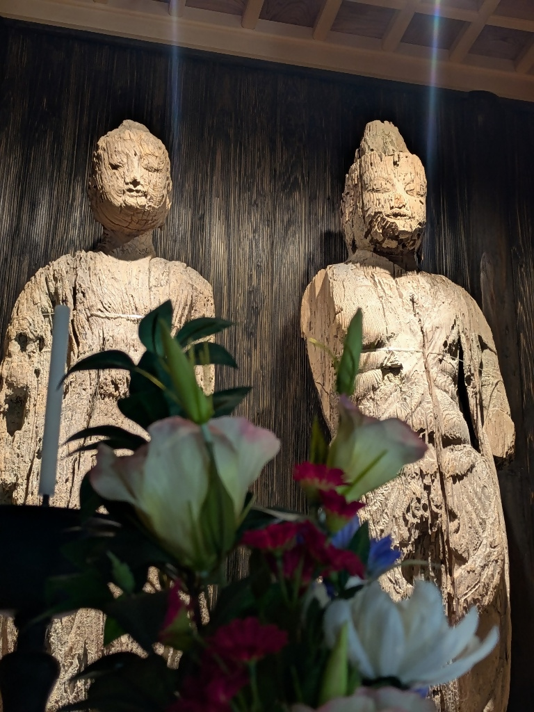 nagahama_kannon's tweet photo. 私にとって仏像とは博物館や大きなお寺で当たり前にガラスや柵に隔てられた存在で、触れてはいけない観賞用の美術品だった。今回実際に世話方さんから直にお話を聞き、彼らの「観音さん」は単なる美術品ではなく、寒かったら毛布をかけてやる身近で「大切なご近所さん」のような存在なのだと知った。 https://t.co/ZUAEqr9cR9