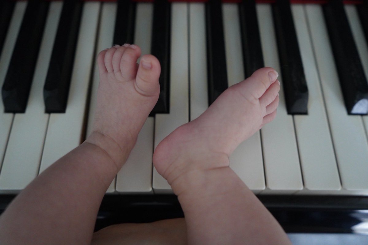 piano_chie's tweet photo. 我が家に天使が降臨しました。
絶賛寝不足の毎日ですがピアノの練習も再開。我が子にドヤ顔で背中を見せられるママピアニストを目指して日々奮闘中です。スローペースな更新になりますが「ニューchiepiano」の演奏をぜひ楽しみにしていてくださいね♩ https://t.co/QNj74fbEBe