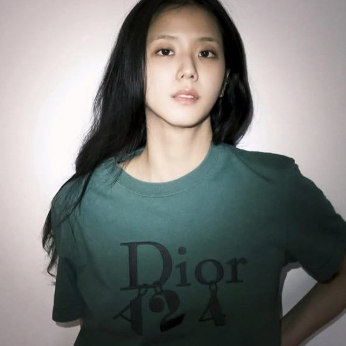 TheJisooBase's tweet photo. JISOO STUNS FOR DIOR 🔥👠 https://t.co/0t3va1EKjJ