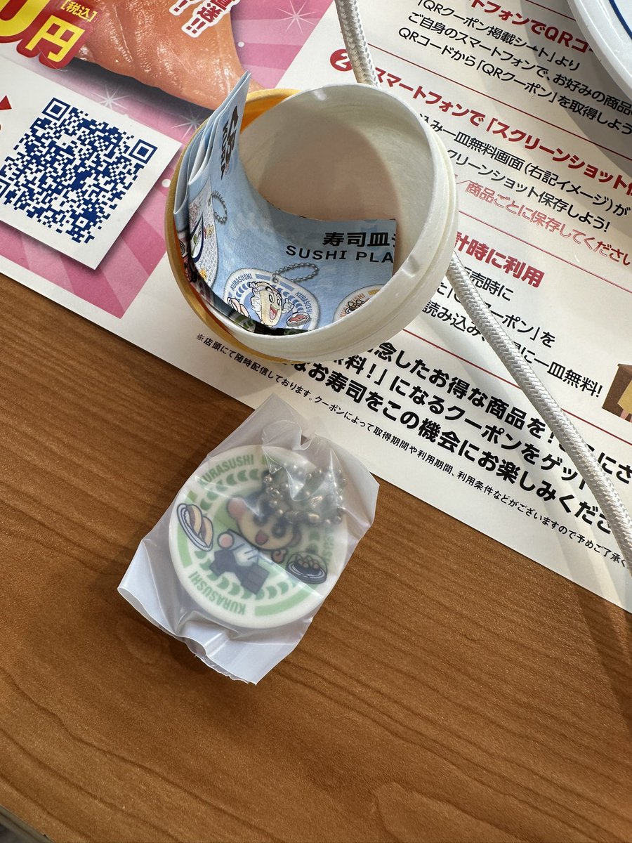 kusunoki_world's tweet photo. うおおおお
お前ら特に都民😭
今すぐ大井町のくら寿司行け！！！！！
ガチャガチャとビッくらポンの景品がお寿司皿チャームになってるぞ！！！！！！
カム子ちゃん出るまで回してたらワルイマンめっちゃきてワロタ https://t.co/Z5mIAjg6EY