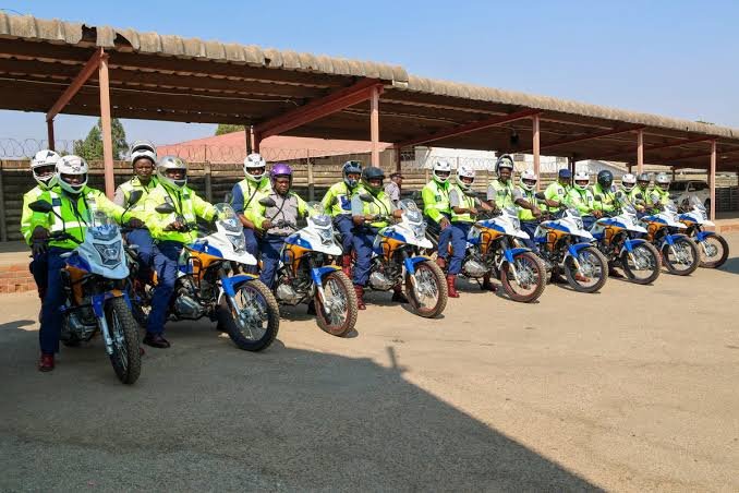 NNyashaYessur's tweet photo. Zimbabwean Police vs South African Police

Where did we go wrong as Zimbabweans, 46 years of independence &amp; we still can't provide cars for our Police. https://t.co/ATxpIdoryg
