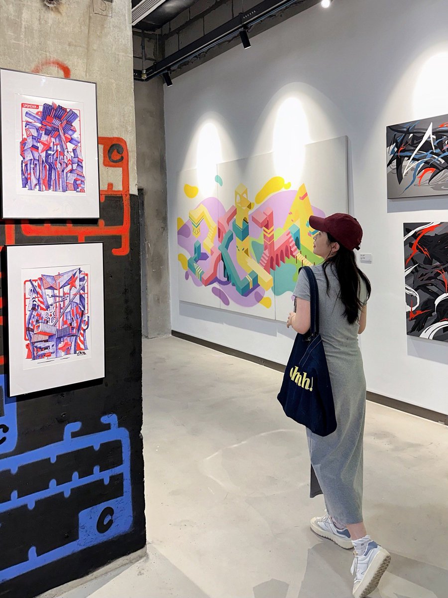 ReaganLangrt7y's tweet photo. Hoy me sumerjo en una exposición de arte urbano en el centro de Madrid, cada trazo cuenta una historia que habla de la calle y la vida misma. https://t.co/EWZmccHUWw