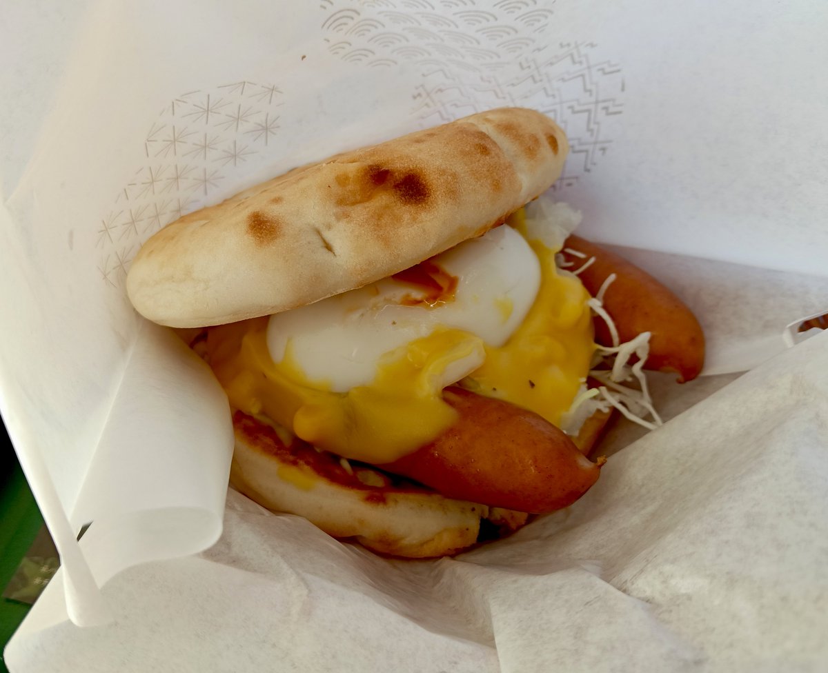 hana01173's tweet photo. ずっと みんなの「月見フォカッチャ」の画像を見て食べたかったの〜🍔💕

美味しかった！
ソーセージもパリッとしていて、半熟卵も残念な投稿もあったけど、いい感じ🍳👍

やっぱMOSはうまい！😋

#MOSBURGER https://t.co/h1jcrHOrn5