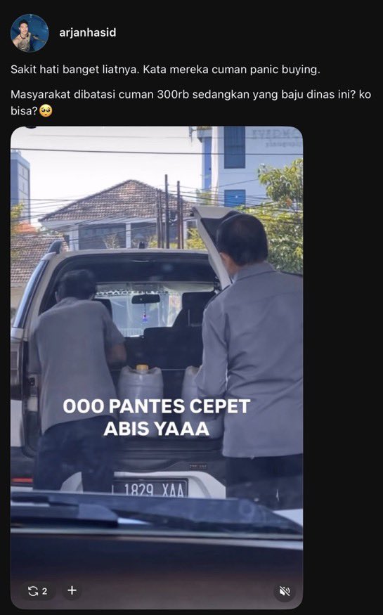 komisarisnetzen's tweet photo. DIMANA HATI NURANI KALIAN

Warga antre berjam-jam, kepanasan, kehausan, bahkan ada yang sampai pingsan karena kecapean.

Kalian masa langsung isi beberapa jerigen sekaligus.

Ada empati dikit lah😌 https://t.co/LrVJnt1kl9
