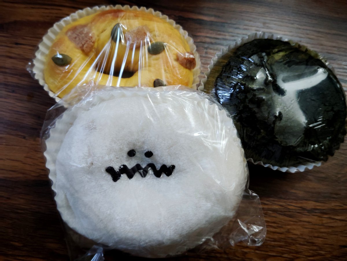Monoko613's tweet photo. 気になってたベーグル屋さん やっと行けた
おばけちゃん かぼちゃ 抹茶味 https://t.co/4mt3taaZvF