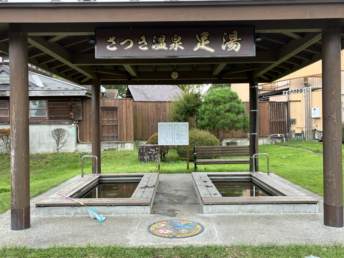 aderu3254's tweet photo. 泉崎村に到着してた💦
泉崎村のポケふたは
「泉崎カントリーヴィレッジ」の
屋外にある足湯の入口に
ありました😊
凛々しいアオガラス、可愛いラッキー、
ヤジロンは…喜んでる？デザイン
(個人的意見です)のマンホール
です😊
🎁を回収して本日のポケふた
巡りは終了。
(続く) https://t.co/WhQ7CzieAL