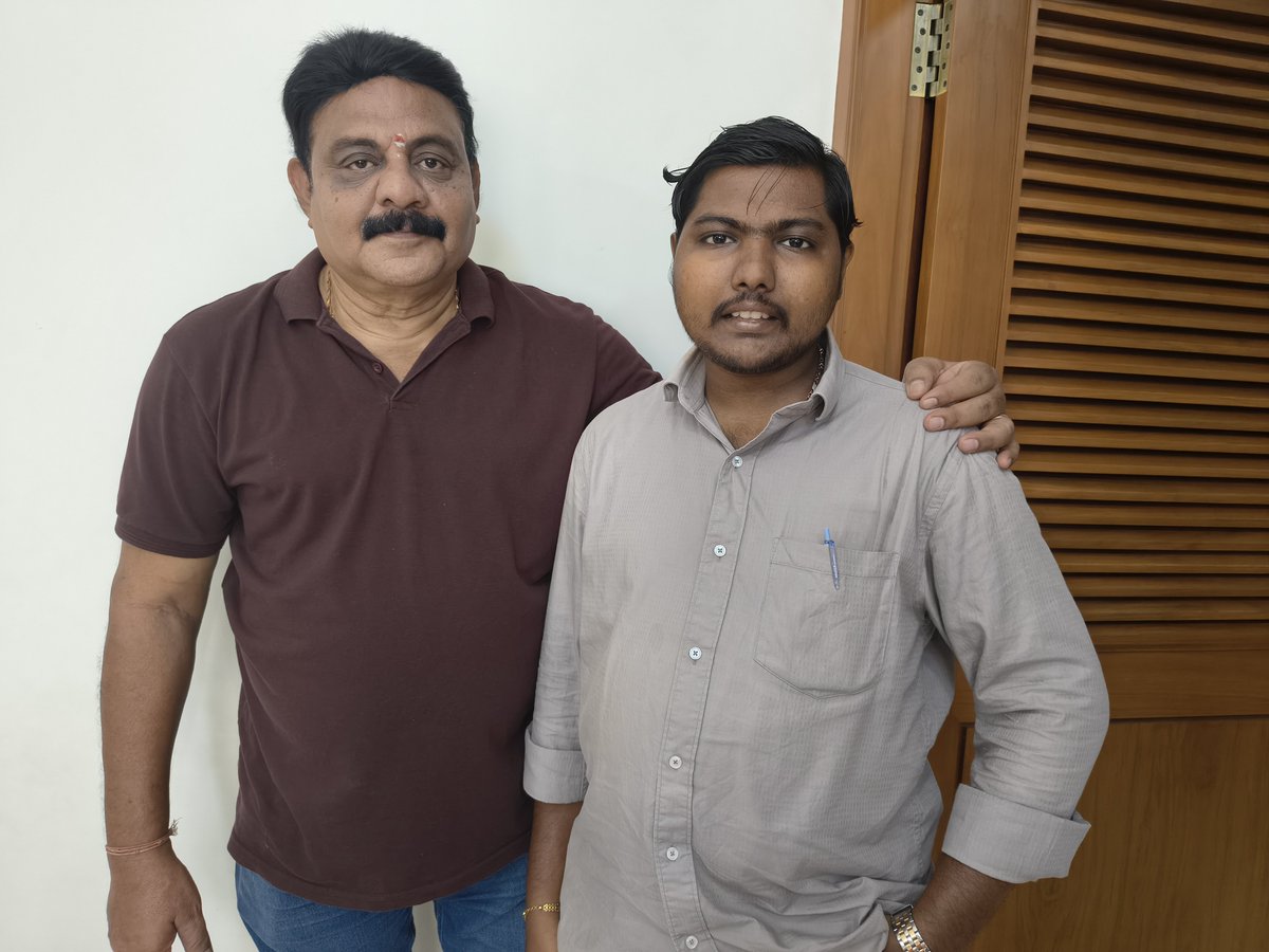 JcLnAmbDrInfant's tweet photo. Bharatha Sirpi Dr Pranesh Infant Raj with salim film fame Actor Mr.P.V. Chandramouli  sir 
#bharathasirpi #pranesh_infant_raj_ennum_naan #best #goodvibes #nicemeeting https://t.co/7d9RNriehn