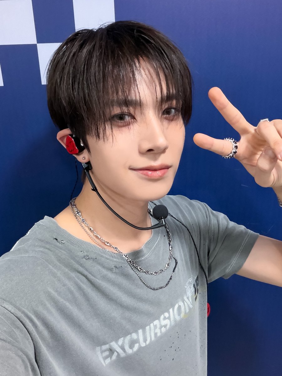 h_evva_n's tweet photo. 260913 @ 인기가요
#EVAN #에반 https://t.co/ocNQa2bgcT