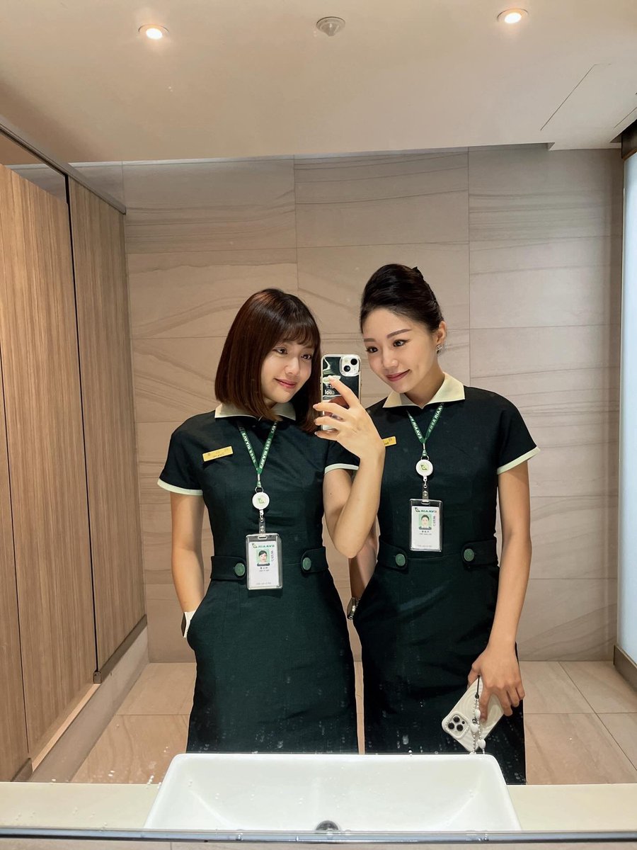 b1619889's tweet photo. 二選一
兩個空服員 你會選擇誰？
#長榮航空 https://t.co/utXNOYgJ4V