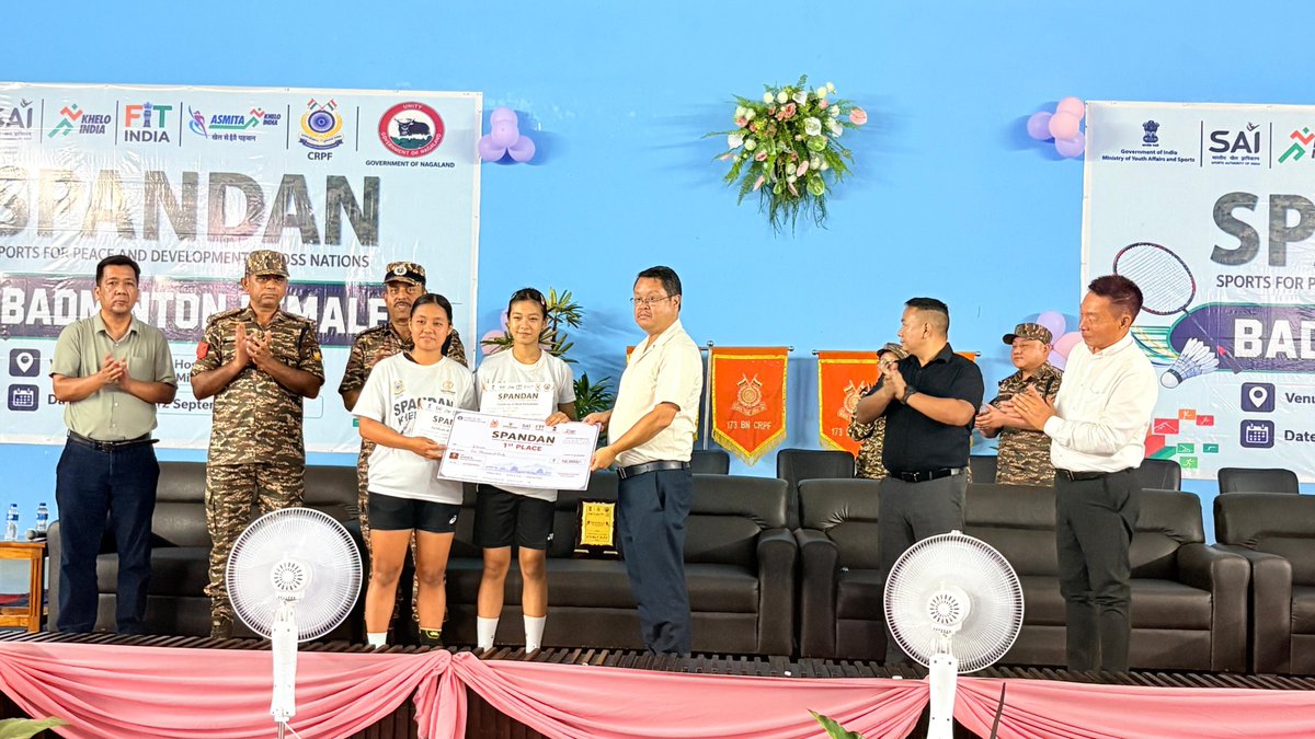173Bn's tweet photo. On 12/09, Grand Finale and Closing ceremony of Womens's Badminton tournament  was organized by 173 Bn CRPF. Shri Polan John, NCS, DC Chümoukedima, graced the closing ceremony as chief guest.
Winner teams prize :-
1st-Rs 10000
2nd- Rs 6000 
3rd -Rs 4000 https://t.co/eE9ZQRhrQj