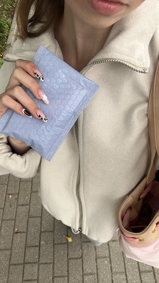 goddess_nikola's tweet photo. Idę właśnie również wysłać paczuszkę dla jednego uległego. Kto zgadnie co jest w środku? 🤭 https://t.co/KBXa8zAPQo