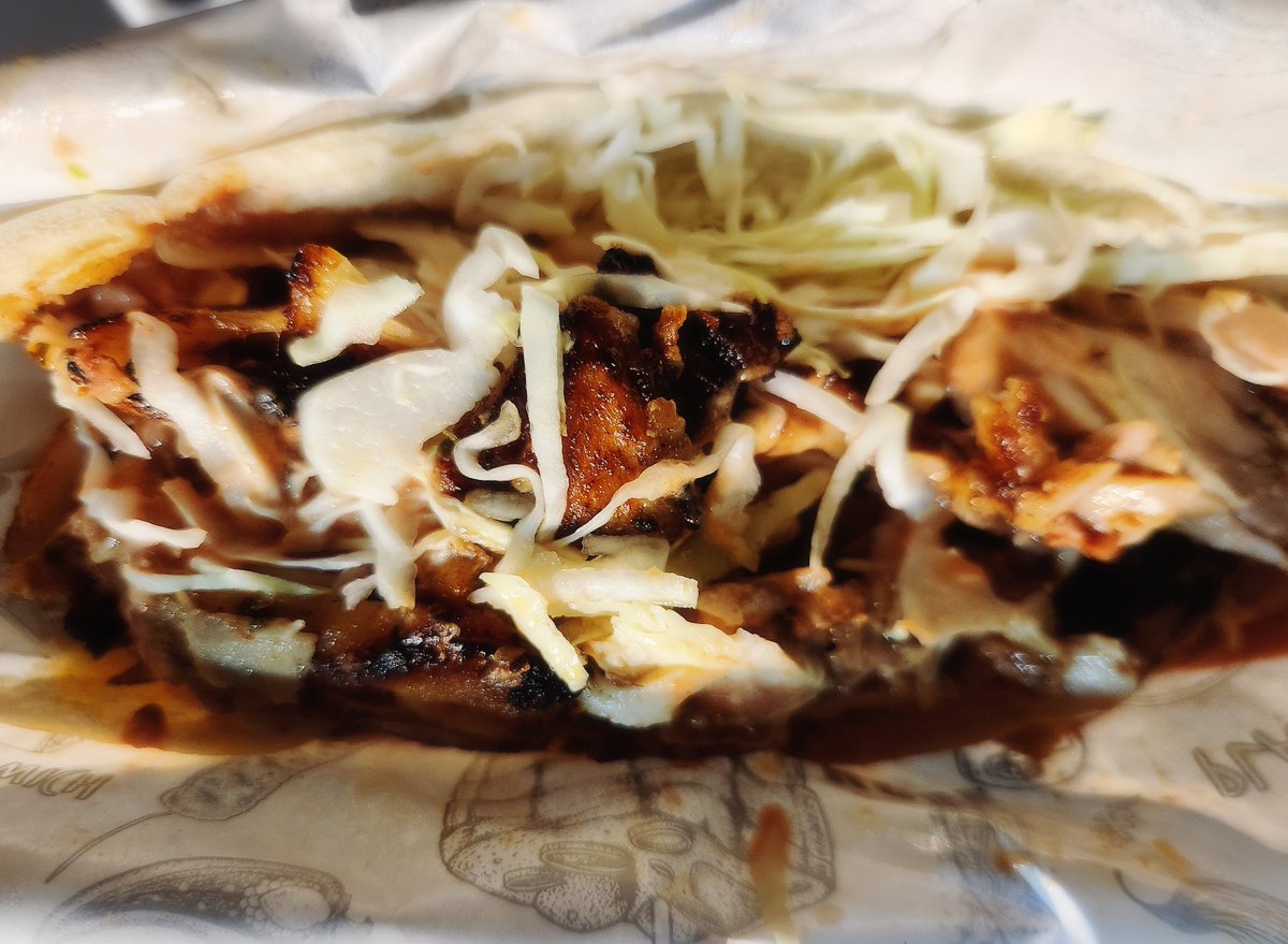F_ukurubi's tweet photo. マチソワ間のごはん。
美味しいと噂のチャンピオンケバブ。

「丼」は多い！と聞いていたので
「サンド」にした上、少なめに…
…して貰ったはずなのだけどコレ。

まんぷくまんぷくまんぷくまんぷく。
美味しかった！多！笑
それにしても
まんぷくまんぷくまんぷくまんぷく… https://t.co/3dUpEVHRnB