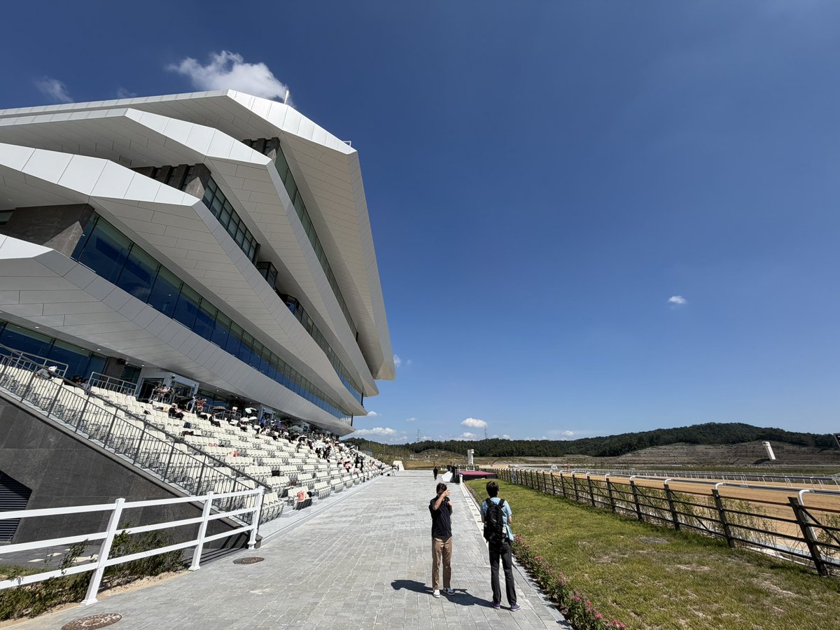 y_intRphoto's tweet photo. 今日から新規オープンの🇰🇷永川競馬場へ行って来ました。1600台あるという駐車場も、そこまでのアクセスが難しく大渋滞でした。スタンドは小さくまとまっていて、パドックから馬道は見やすいですが、レースは外ラチ沿いには近寄れないのはちょっと残念でした。 https://t.co/OWj18qFNCA