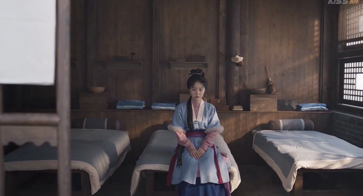 khyyooon's tweet photo. against the current portrays what many dramas gloss over. its servants, and how those in power use them for loyalty and aid, then discard them once they're no longer useful, they are stripped of their agency and identity. yet the show treats them as what they are, human beings, https://t.co/0Ah9vkvxAI