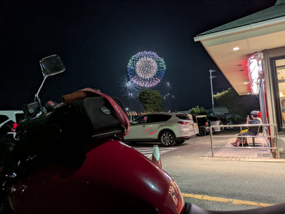 yukadako's tweet photo. 昨日、バイクでいい場所探してぐるぐるあっちこっちブンブン
マックでピエロと花火観賞もなかなかやんね（
走りながらの時、真正面に上がったときはマジで感動した https://t.co/ivjdclC5Dm