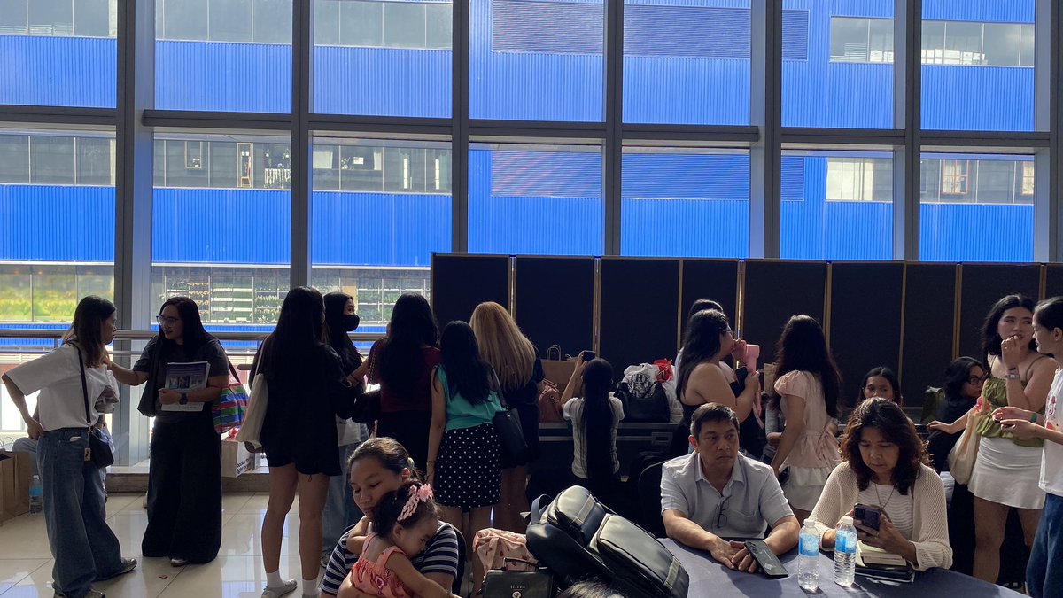 sanktakatalina's tweet photo. sa mga naghahanap sa mga JSLs, nasa may long table lang kami.
• 2nd floor, SMX, gitna
#JSLs #MIBF2026 https://t.co/Kmdm0qrVUu