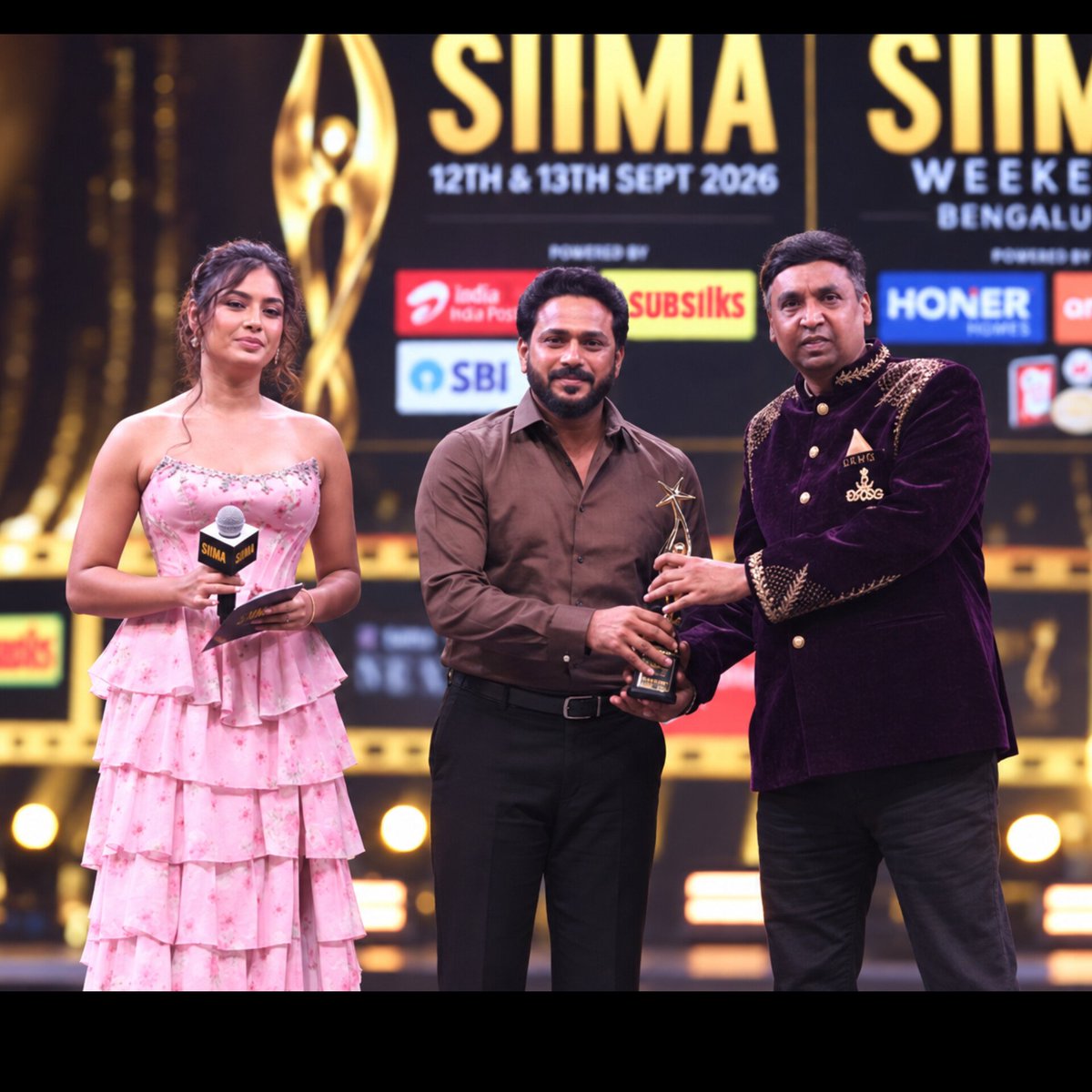 NamCinema's tweet photo. ಕೆಲವೊಮ್ಮೆ ಹೊಡಿಬಡಿ ನಾಯಕನಿಗಿಂತ… ನಮ್ಮ ನಿಮ್ಮಂತೆ ಇರುವ ಪೀಕಲಾಟದಲ್ಲಿ ಸಿಲುಕಿಕೊಂಡಿರುವ ಪಾತ್ರವೂ ಸಿನಿಮಾ ಗೆಲ್ಲಿಸಬಹುದು ಅನ್ನೋದಕ್ಕೆ SufromSo ಜೆಪಿ ತುಮೀನಾಡ್ ಅಭಿನಯ ಸಾಕ್ಷಿ ❤️

ವಿಭಿನ್ನ screen presence ಮೂಲಕ ಮನಗೆದ್ದ JP Thuminad ಅವರಿಗೆ NEXA SIIMA 2026 – Best Actor in a Supporting Role (Kannada) ಪ್ರಶಸ್ತಿ 🏆 

#JPThuminad #SuFromSo #SIIMA2026 #NEXASIIMA #NamCinema @tuminad