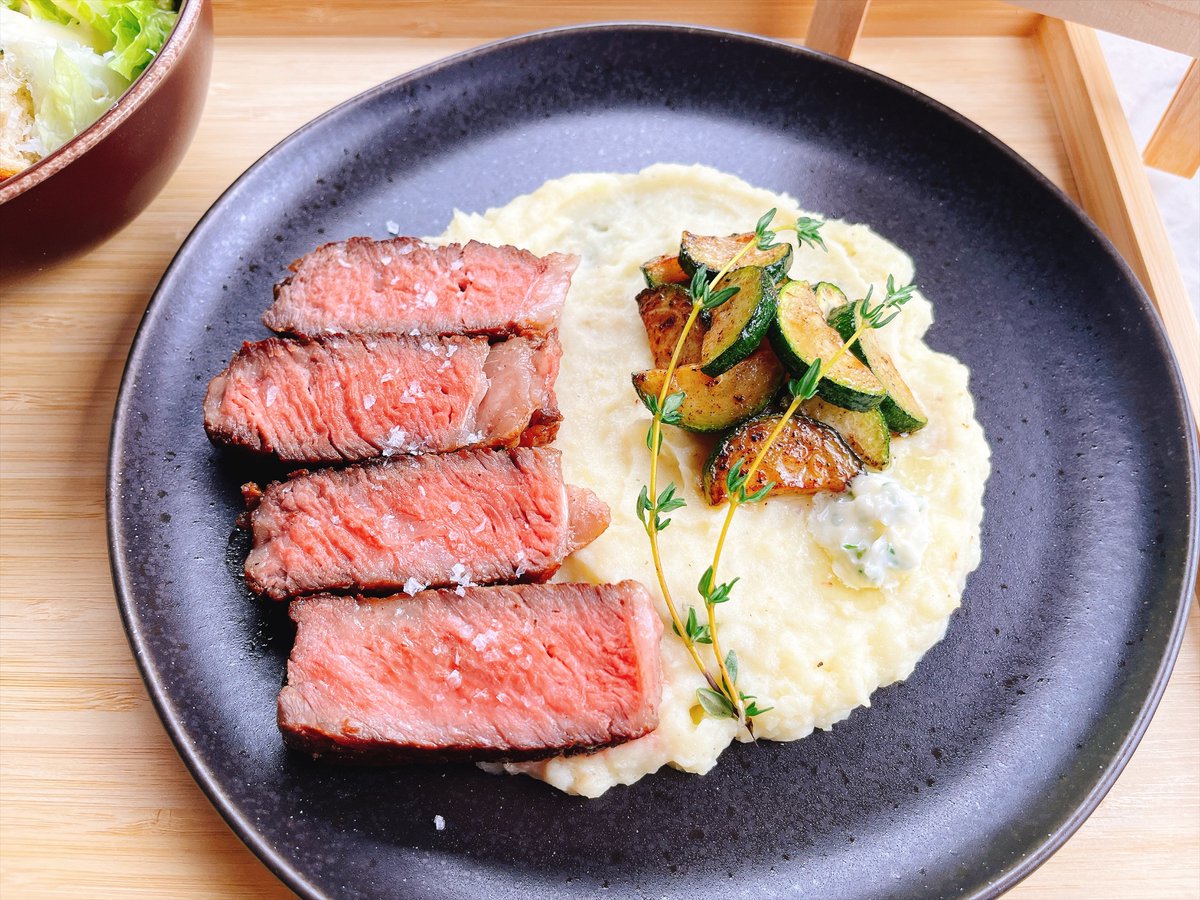 corgi_koragi's tweet photo. today: ribeye steak with creamy potatoes and zucchini + caesar salad with homemade dressing and croutons 😎

next week: ice soup 🥶 https://t.co/OOKws51aq1