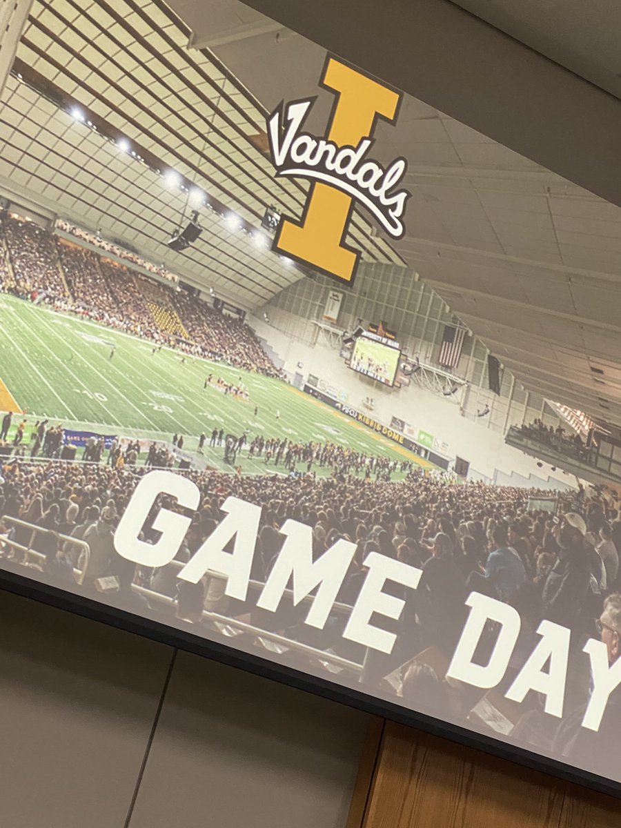 B_Abbott10's tweet photo. Great team win on Friday then went on the road Sat for my 1st Gameday invite at the U of Idaho @VandalFootball thanks @CoachCross2 @CoachTFord @CoachShoeUI for the invite it was cool to see the atmosphere in the Kibbie Dome!

@SumnerFootball 
@uidaho 
@Elite_2028QBs 
@TheQBClub_ https://t.co/QMWdA4IT6x