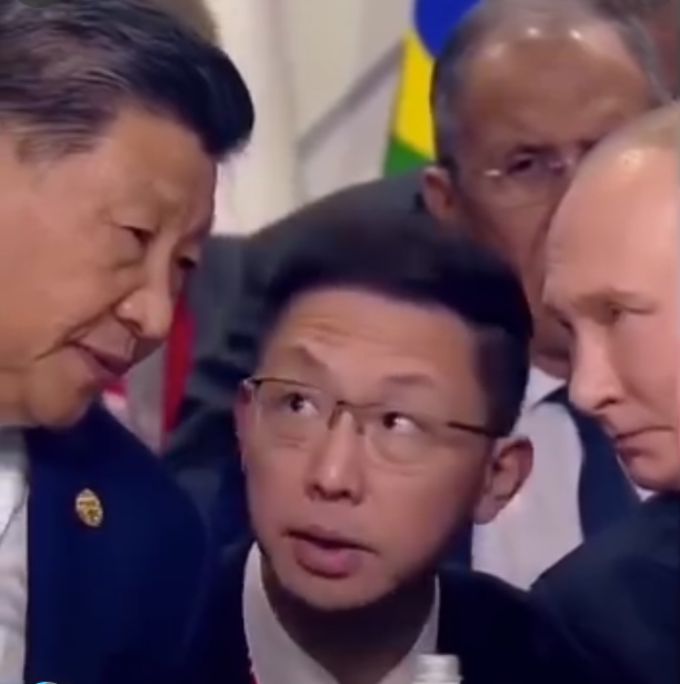 twitt_banerjee's tweet photo. The REAL VVIP of this BRICS meeting? 👀

Sitting between Putin &amp; Xi is not just an interpreter. He carries the responsibility of translating every word, nuance &amp; intent - without a single mistake.

Maximum pressure. Zero margin for error. 🫡🌍
#BRICS #Geopolitics #Diplomacy https://t.co/lXVYFYx9Bk