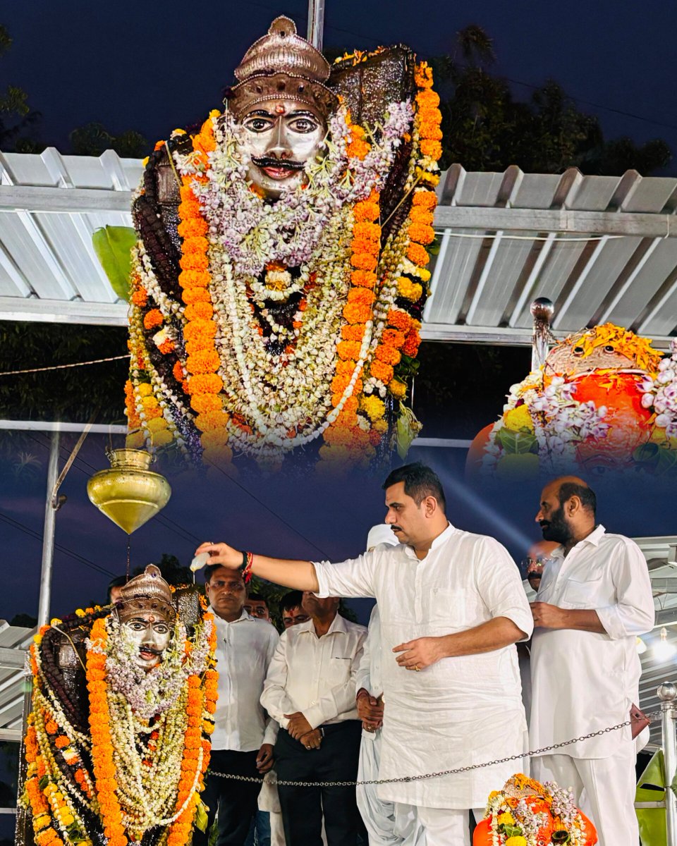 Dhaval_BJP's tweet photo. ॥ ૐ શં શનૈશ્ચરાય નમઃ ॥

ગતરોજ ભુજ ખાતે શ્રી શનિદેવ મંદિરે કચ્છ જિલ્લા ભાજપ અધ્યક્ષ શ્રી દેવજીભાઈ વરચંદ જી તથા સંગઠનના મારા સાથીઓ સાથે શનિદેવના દર્શન કરી ધન્યતા અનુભવી.

શનિદેવ મહારાજ સૌના જીવનમાં સુખ, શાંતિ, સમૃદ્ધિ અને આરોગ્ય અર્પે તથા સૌનું કલ્યાણ કરે તેવી હૃદયપૂર્વક પ્રાર્થના.

॥ જય શનિદેવ મહારાજ ॥ 🙏🚩
