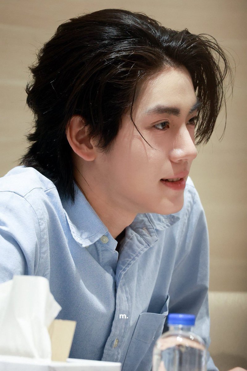 mondpw's tweet photo. they should've styled him like this for the fansign but i guess we move https://t.co/ZcJojCs3TB
