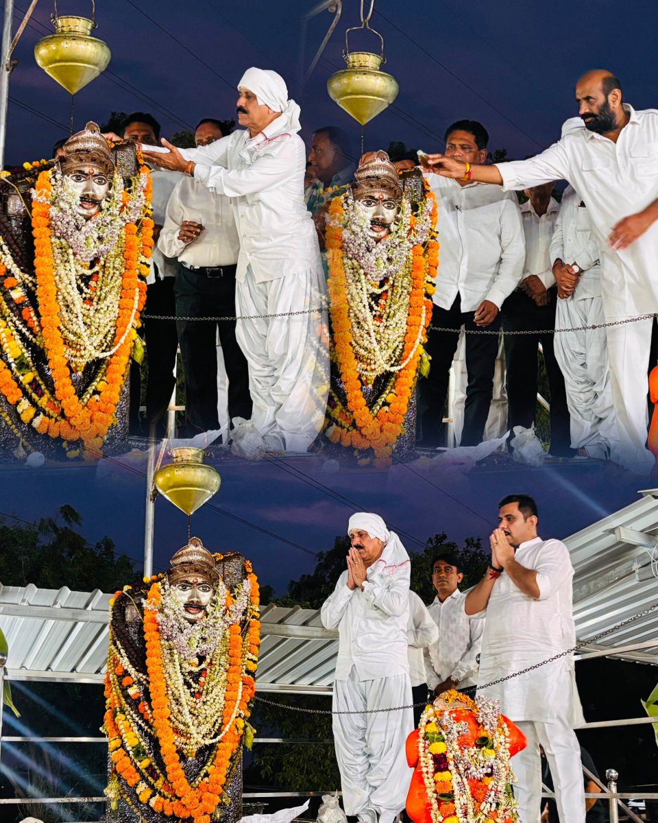 Dhaval_BJP's tweet photo. ॥ ૐ શં શનૈશ્ચરાય નમઃ ॥

ગતરોજ ભુજ ખાતે શ્રી શનિદેવ મંદિરે કચ્છ જિલ્લા ભાજપ અધ્યક્ષ શ્રી દેવજીભાઈ વરચંદ જી તથા સંગઠનના મારા સાથીઓ સાથે શનિદેવના દર્શન કરી ધન્યતા અનુભવી.

શનિદેવ મહારાજ સૌના જીવનમાં સુખ, શાંતિ, સમૃદ્ધિ અને આરોગ્ય અર્પે તથા સૌનું કલ્યાણ કરે તેવી હૃદયપૂર્વક પ્રાર્થના.

॥ જય શનિદેવ મહારાજ ॥ 🙏🚩