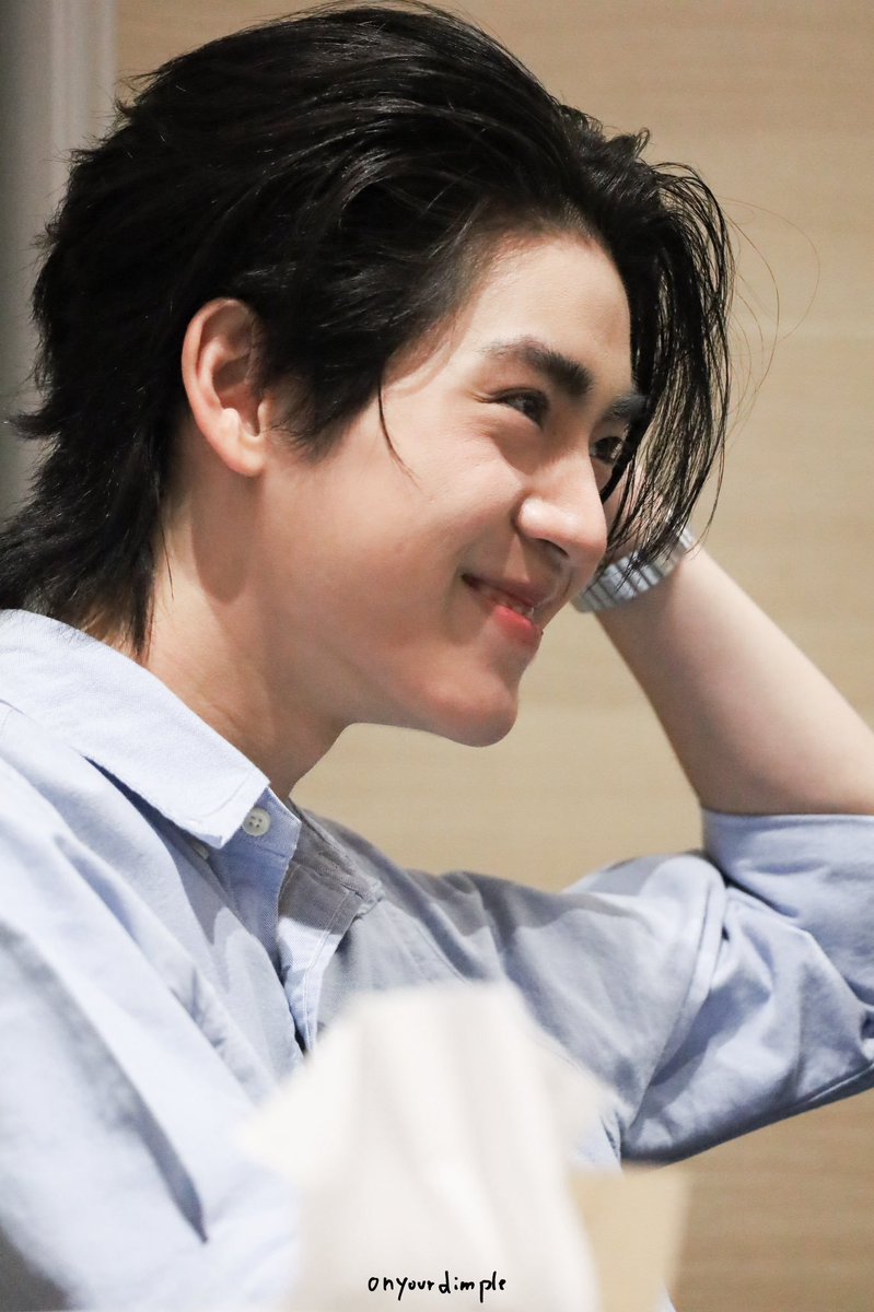 mondpw's tweet photo. they should've styled him like this for the fansign but i guess we move https://t.co/ZcJojCs3TB