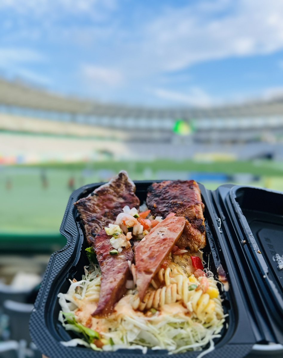 150_0001_02's tweet photo. #スタグル はキボンさんでMIX弁当。ボリュームがあるから肉は酒のつまみにもなる！ウマー  #Jリーグ #味の素スタジアム #味スタ https://t.co/kR7DPSkM3y