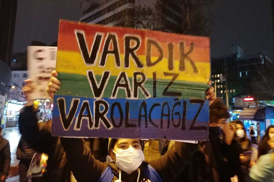 ToplumsalMht157's tweet photo. “Ailem Güvende” adı altında 15 ilde LGBTİ+ derneklerine operasyon düzenlendi. 162 kişi, 9 dernek ve 13 işletmeyi kapsadığı bildirilen operasyonlarda, dernek yöneticilerinin de aralarında bulunduğu çok sayıda kişi gözaltına alındı.

Kaos GL, Velvele ve çok sayıda LGBTİ+ örgütüne ait sosyal medya hesapları ile internet sitelerine de erişim engeli getirildi.