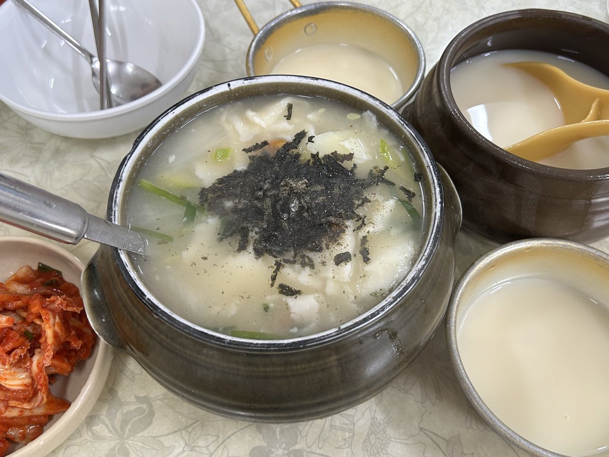 input5V1A's tweet photo. 내가 세상에서 제일 조아하는 삼청동 수제비
초딩 때 여기서 감자전 먹은 맛을 못 잊어서 맹날맨날 수제비 먹으러 가자구 함 https://t.co/RBD3dUOfT0