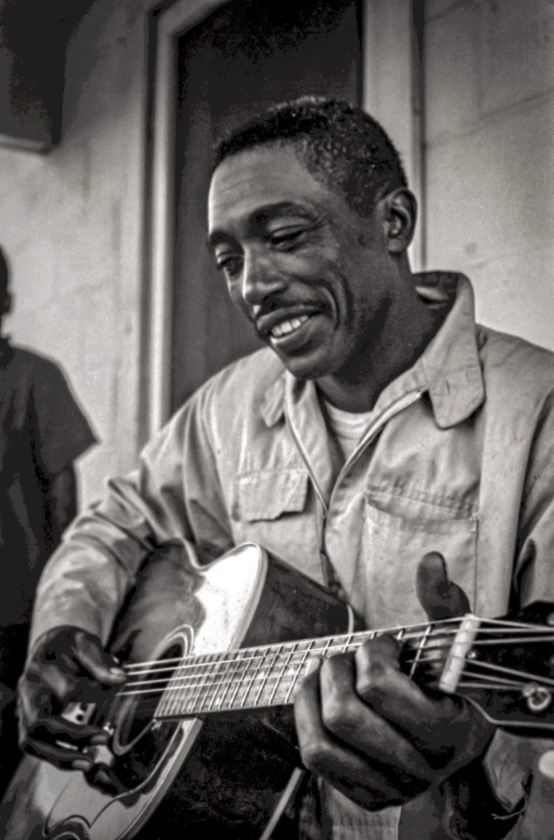 elsotaescala's tweet photo. #bersions
1507.- #NorthMississippiAllstars "Snake Drive" -2013- (#RLBurnside, #KennethHBrown ) #TavTalcos #PantherBurns -1981-
https://t.co/yDJ3W3Fnd8 https://t.co/rGALKk5cwl