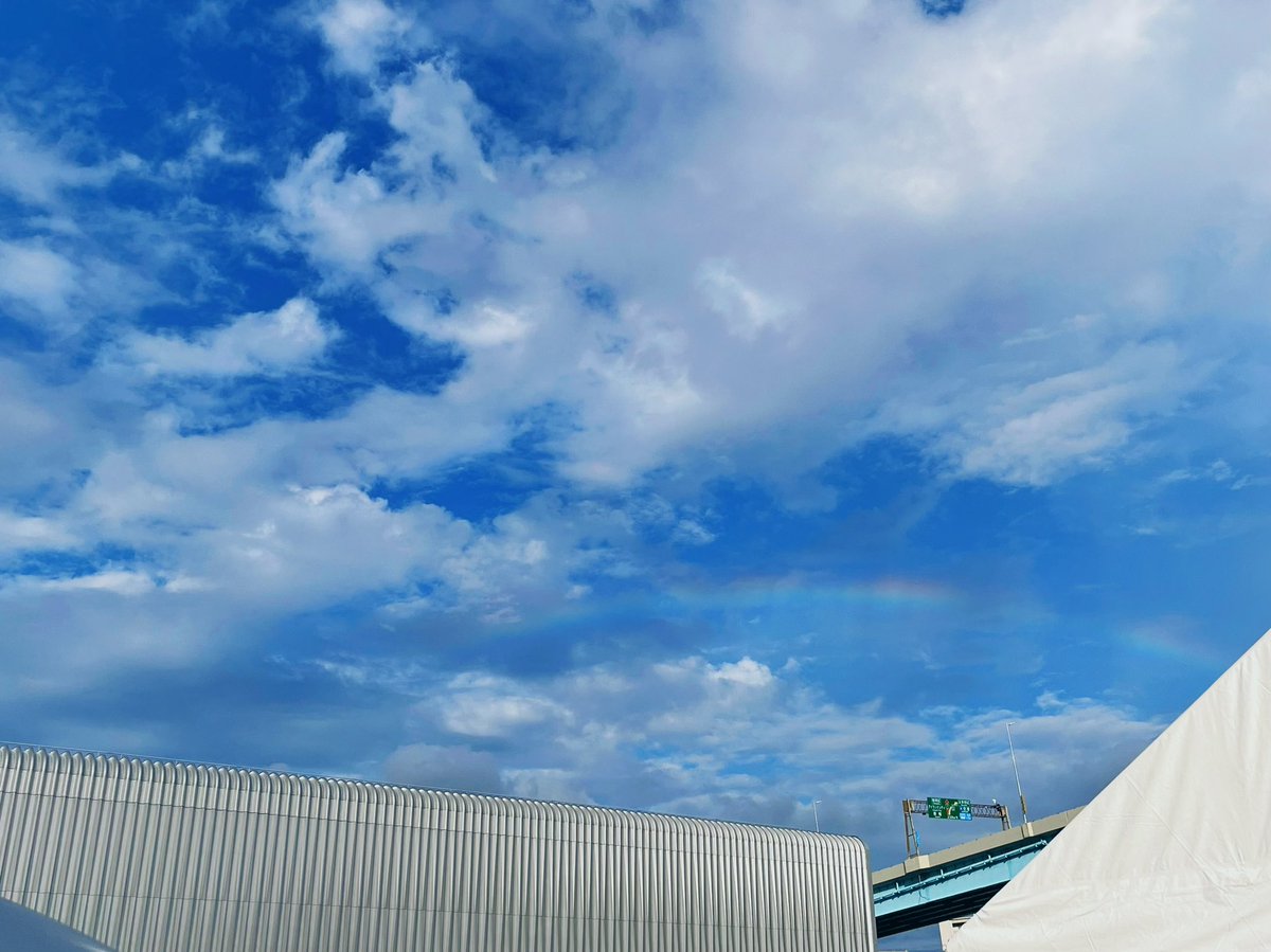 sim3_3no's tweet photo. マリンメッセ、虹が出てる🌈✨ https://t.co/Fe9bwSBNdf