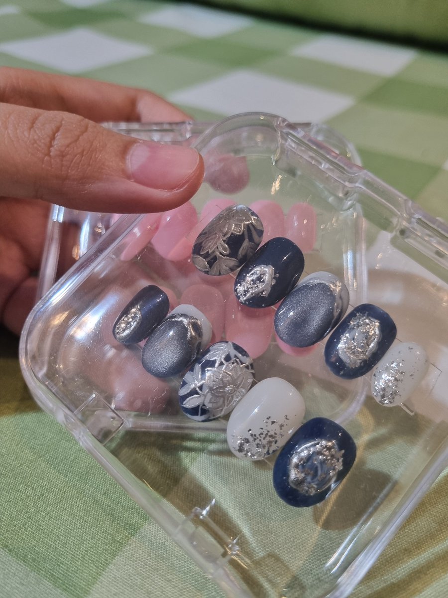 mamakmayo's tweet photo. [HELP RT]

Halooo aku buka PO custom press on nails lg yaa~

PL:
Start  30k untuk color only
Start 40k untuk cateye/chrome dan simple drawing
Start 60k untuk 3D atau detailed drawing 
(excl. Packing &amp; admin🍊)

Untuk minggu ini spt biasa aku buka 2 slot saja~
#bealanja #zonauang https://t.co/S8FOfLpaKB