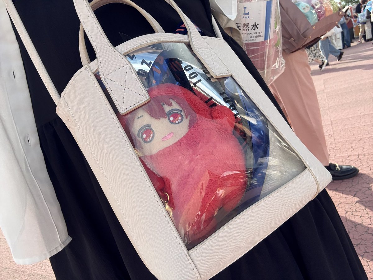 h___tgtr's tweet photo. @tkmist お返事とご快諾ありがとうございます！
現在、スタンディ辺りのガードレール外におります。
こちらのバッグを所持しております。 https://t.co/YixdZemi8x