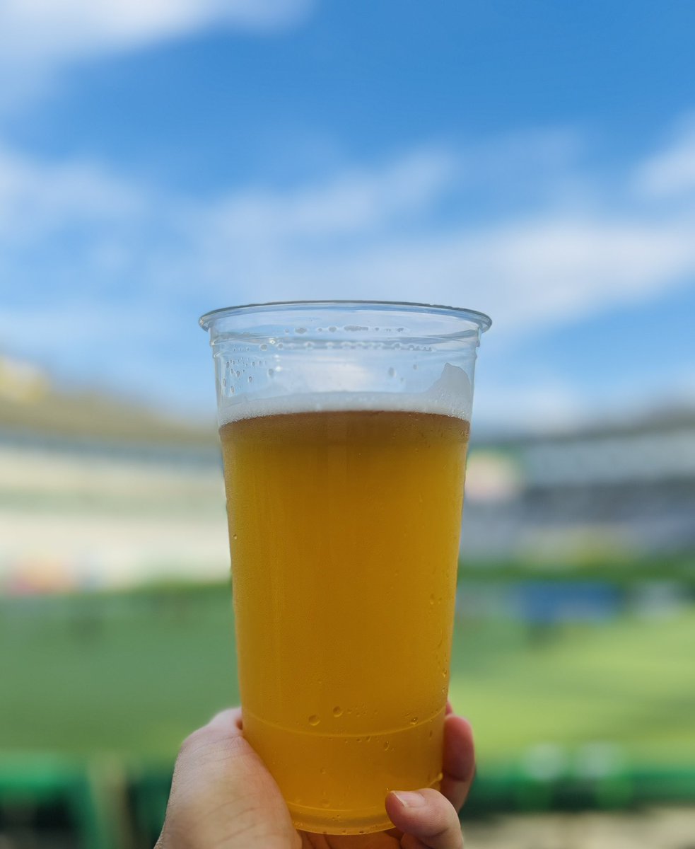 150_0001_02's tweet photo. OGAさん おかわり😅 PIONEER GOLDというIPA。コク深くて しっかりとした飲みごたえとホップの苦味がウマい 
 #クラフトビール #TOKYO1969beer #1000ml  #Jリーグ #スタグル #味の素スタジアム #味スタ https://t.co/6SaCB8dNMa