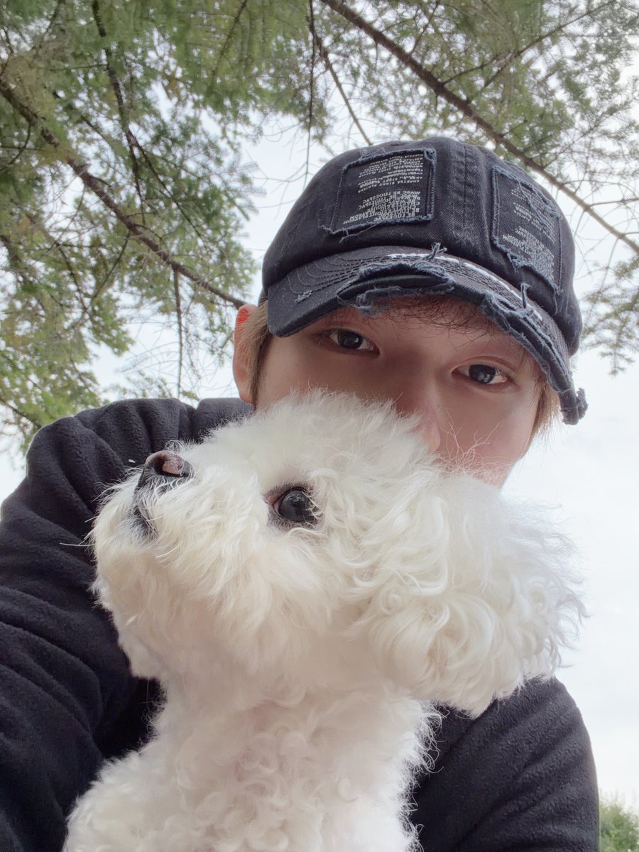 seaunsrats's tweet photo. เอ็นดูน้องเล่อ แดกัลชอบดมกลิ่นแต่ไม่ชอบเดิน น้องเลยต้องหาวิธีเอาแดกัลมาใส่ไว้ในเสื้อฮู้ดน้อง น้องเล่อเลยซื้อเสื้อฮู้ดลายจิ้งโจ้มา แล้วร้อนจะตุยเลยคับเพราะเสื้อฮู้ดข้างในเป็นขนนุ่ม
💚ใส่เฉพาะเวลาพาน้องหมาออกๅปเดินเล่นข้างนอกหรอ
🐱ใช่เลย พอแดกัลออกจากบ้านปุ๊บก็ขี้เกียจเดินแล้ว
พอวางลงปุ๊บก็พุ่งเข้ามาหาผมทันทีเลย ขี้เกียจสุดๆ แต่จะทำยังไงได้ก็ต้องตามใจสิคับ เวลาอยู่ข้างนอกก็ดุไม่ได้ด้วย อยู่บ้านเรียบร้อย พอออกข้างนอกรู้ว่าผมไม่ดุเลยทำตัวงอแง