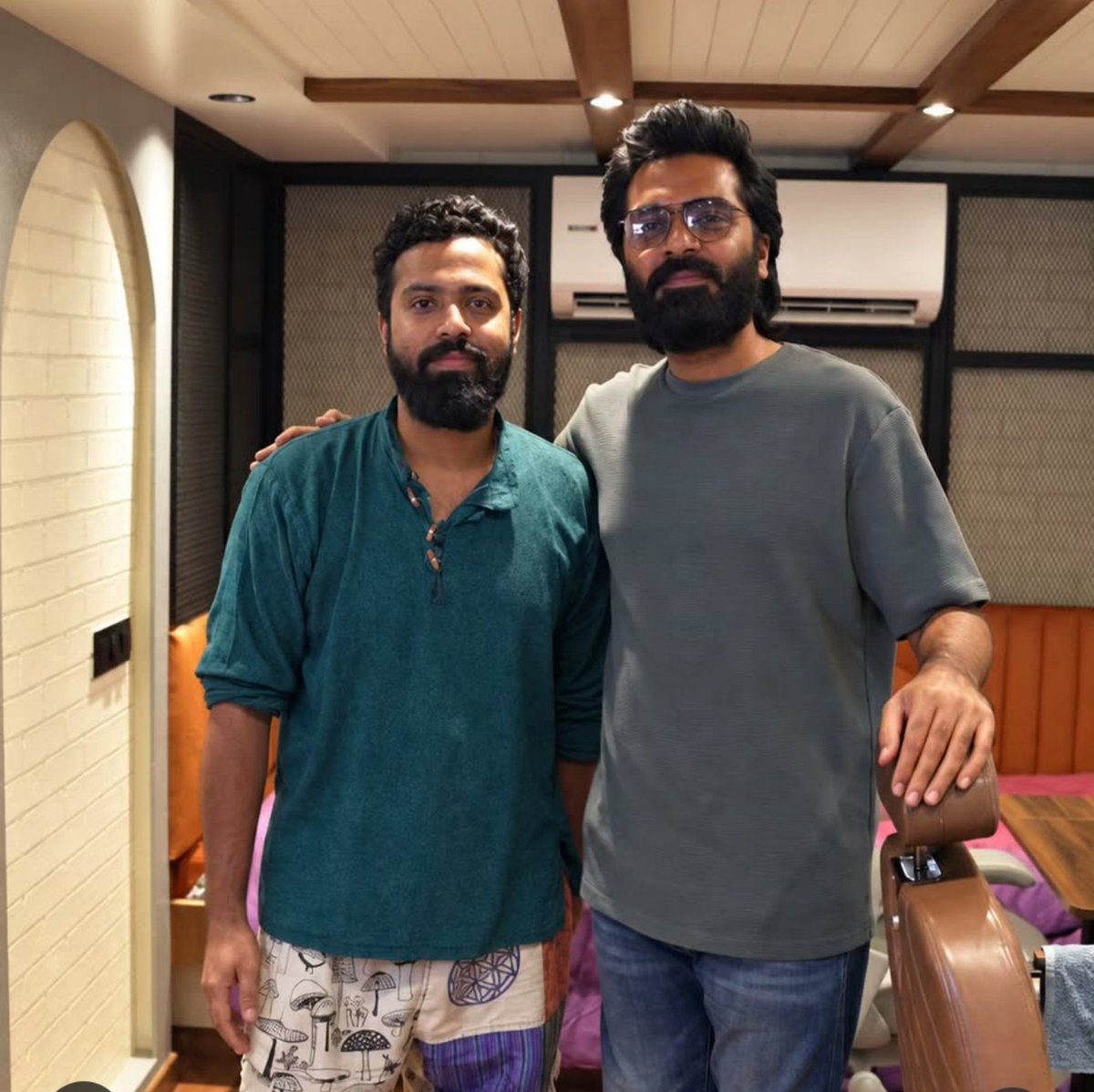 MaDhuraMiCheal's tweet photo. Thalaivan @SilambarasanTR_ with #ModhaRathri team ✨ https://t.co/kwVoaOyQWI
