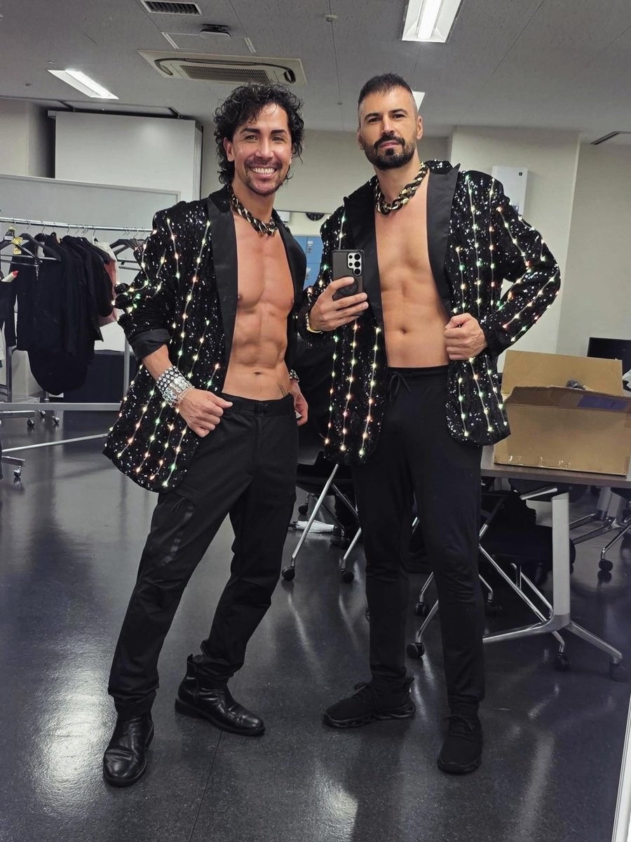 LeaoYohji's tweet photo. I’m so happy and feeling blessed to be here again 🙏🏽🙏🏽 今年もこのステージに立つ事が出来て本当に幸せです!!!! 🥰🥰Sou muito grato por ter essa oportunidade, dançando nesse palco tão sagrado!!
#dancerlife #showmustgoon #yokohamaarena
#中島洋二 https://t.co/g45RDw5990