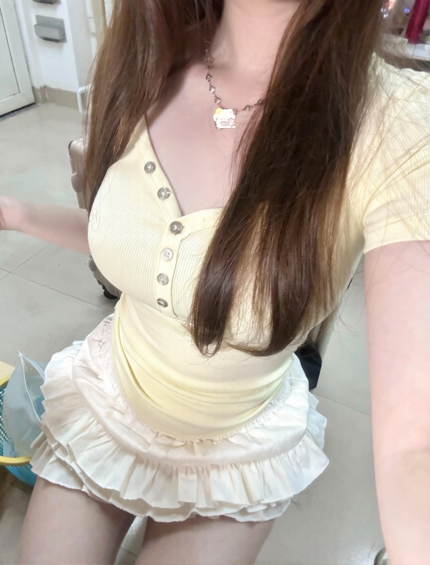 ly3qn2's tweet photo. 每次跟網友見面 
第一句都是：~你怎麽這麽小隻🙂 https://t.co/K225M7l8Nm