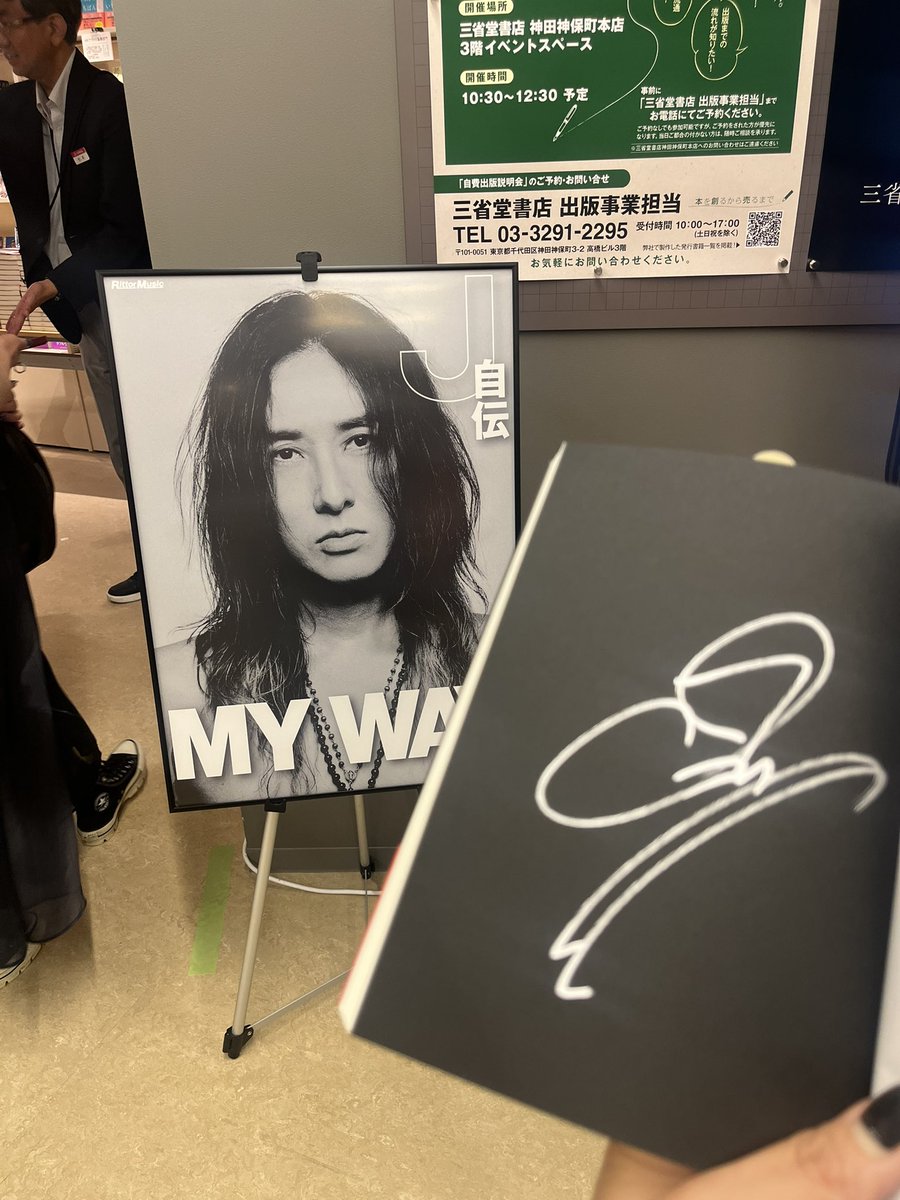 akinyaaaa3's tweet photo. わーん😭
去年のpyro旅行ぶりにお話できた！！
「○○○きれいだね〜」って言われて、
聞き取れず、
え！？何がですか！？と聞き返したら
髪が綺麗だと🤣
インナーカラーしててよかったです🤣
最後に「また来てね〜」って、
もちのろん、これからもしつこく会いに行きますよ☺
#LUNASEA #J自伝 #MYWAY https://t.co/cUXu35UR5x