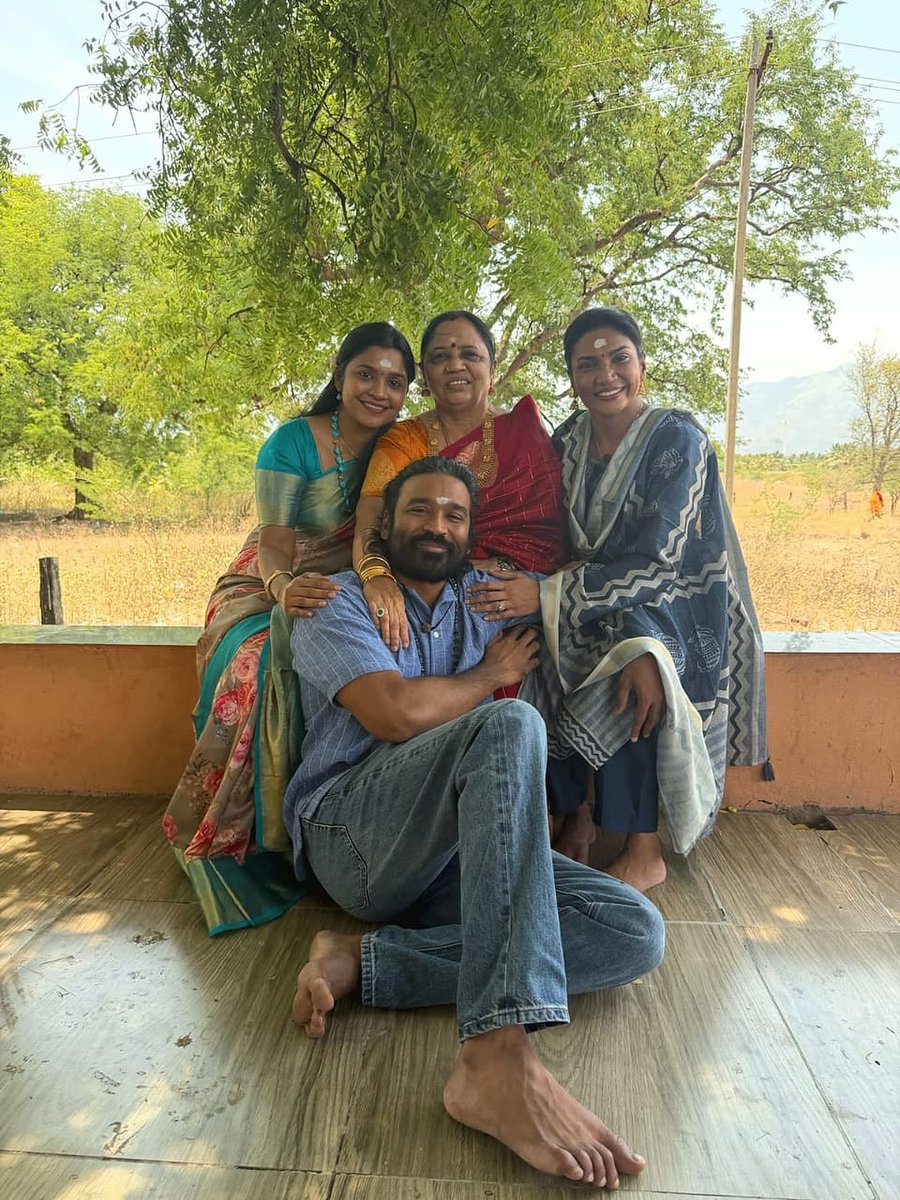 smritigit_pal's tweet photo. #Dhanush with family ❤️❤️❤️❤️ #D56 look 🔥🔥💥 #OM https://t.co/VMc03sz1oD