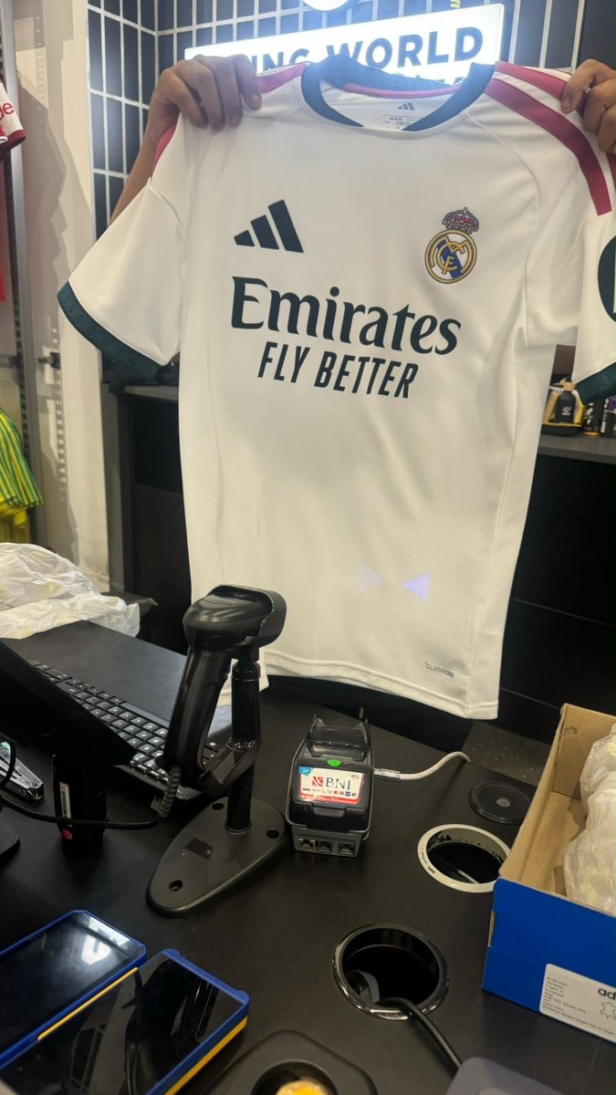 tesa_muhammad's tweet photo. Anak nggak sengaja jatohin jersey Real Madrid di samping kasir , Ada sedikit noda debu di bagian bawah, hampir nggak kelihatan &amp; kata masnya bisa hilang dicuci.
Tag + nota lengkap.Size S, harga 950K.

Ada yang mau bayarin? 
loc. Grand Wisata, bisa kirim @Jerseyforum izin tag mas https://t.co/J8CSgTErjf