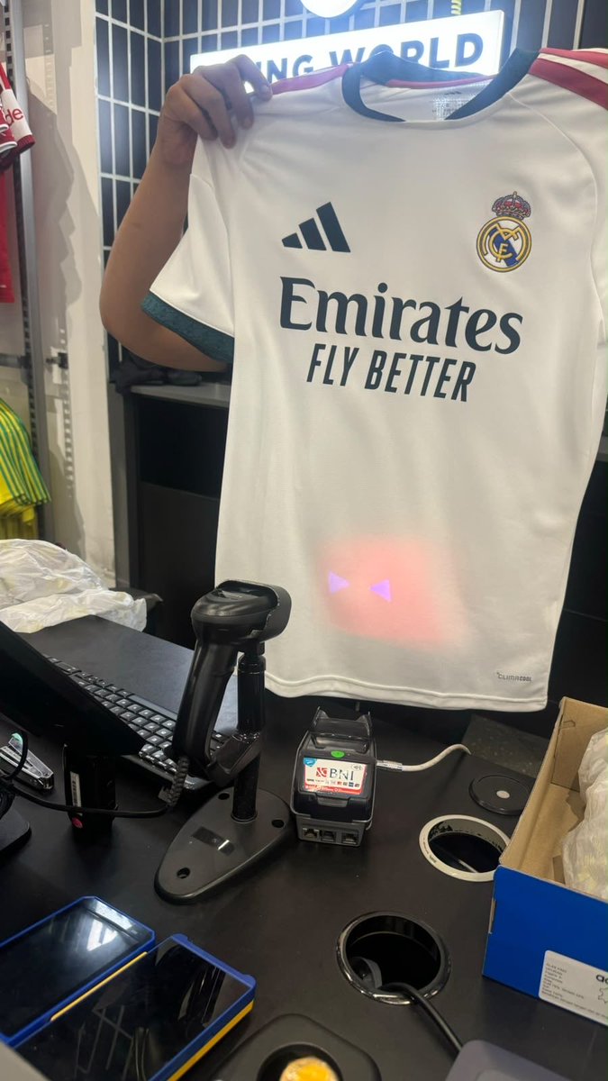 tesa_muhammad's tweet photo. Anak nggak sengaja jatohin jersey Real Madrid di samping kasir , Ada sedikit noda debu di bagian bawah, hampir nggak kelihatan &amp; kata masnya bisa hilang dicuci.
Tag + nota lengkap.Size S, harga 950K.

Ada yang mau bayarin? 
loc. Grand Wisata, bisa kirim @Jerseyforum izin tag mas https://t.co/J8CSgTErjf